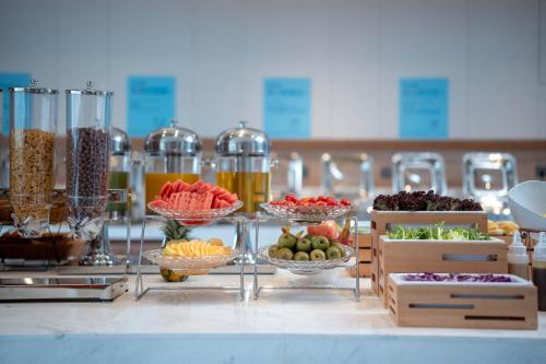 a buffet with many bowls of fruits and vegetables at Holiday Inn Express Suzhou Shihu University Town in Suzhou