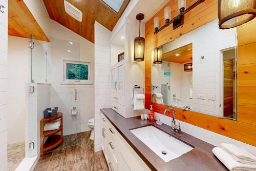 La salle de bains est pourvue d'un lavabo et d'un miroir. dans l'établissement Bayside Retreat, à Bayside