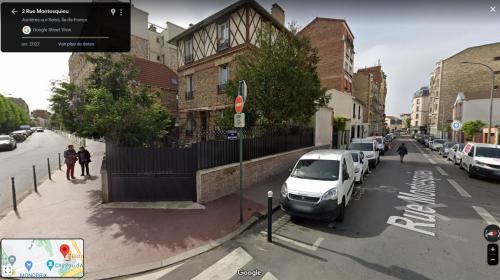 uma representação de uma rua com um carro branco estacionado na rua em Chez Alex em Asnières-sur-Seine