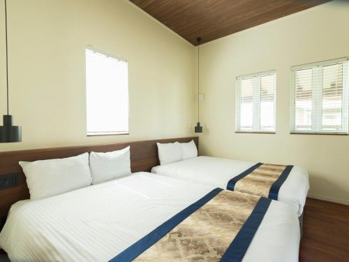 En eller flere senge i et værelse på Mihana恩納村