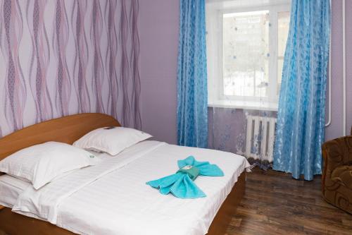 - une chambre avec un lit doté d'un oriel bleu dans l'établissement Лас-Вегас, à Petropavlovsk-Kamtchatski