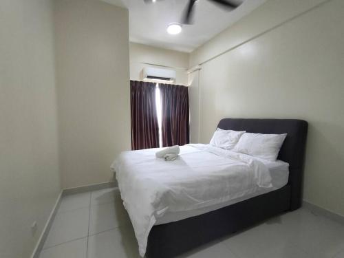 En eller flere senge i et værelse på Setiawalk Puchong 5 Bedrooms 14PAX 5 Mins TO LRT