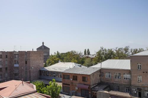 eine Luftansicht einer Stadt mit Backsteingebäuden in der Unterkunft Apartment in Ejmiactin in Vagharshapat