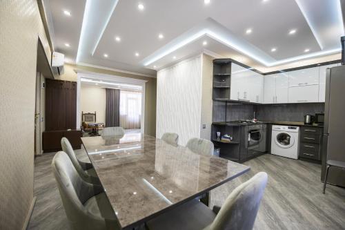 Apartment in Ejmiactin في Vagharshapat: مطبخ مع طاولة طعام وكراسي