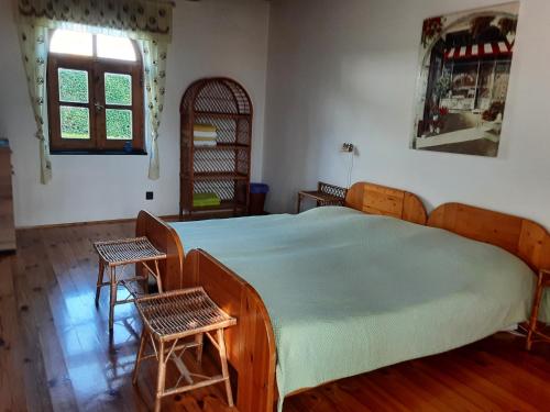 1 dormitorio con 1 cama grande y 2 sillas en Herberg Tisza, en Tiszabábolna