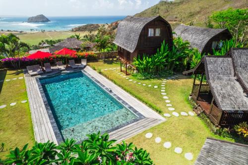 - une vue aérienne sur un complexe avec une piscine dans l'établissement Villa Ellya, à Kuta Lombok