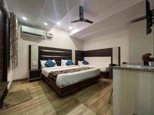 a bedroom with a bed and a ceiling fan at Hotel Rajshree in Agra