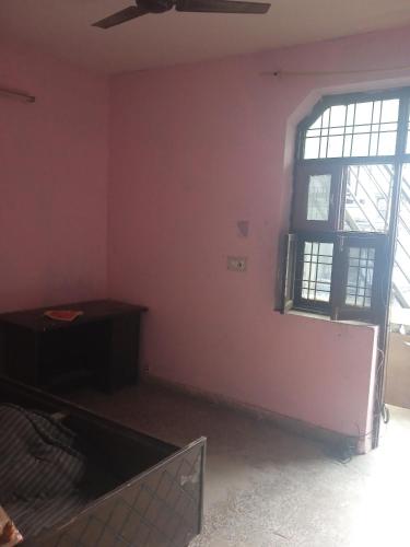 una habitación vacía con una ventana y una cama en ella en City stay en Gurgaon