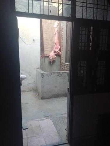 Aussicht von einer offenen Tür eines Gebäudes in der Unterkunft City stay in Gurgaon