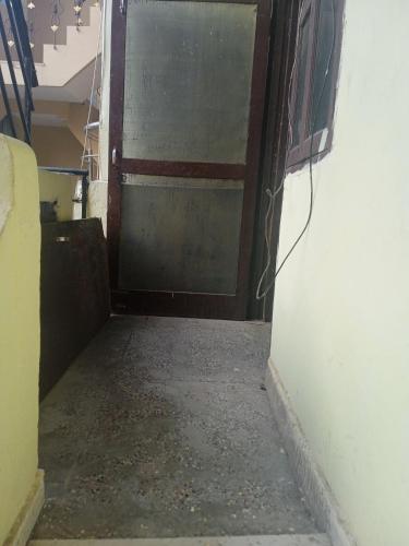 Una puerta en una habitación con suelo de hormigón en City stay en Gurgaon