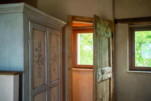 Habitación vacía con puerta y ventana en Agriturismo Borgo Malva', en San Venanzo