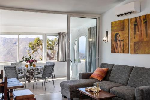 Χώρος καθιστικού στο Villa Azure Horizon and Breeze - Panoramic Ocean View and Heated Pool