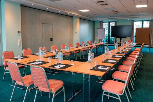 a large conference room with a long table and chairs at Hotel Amadeus Frankfurt in Frankfurt/Main