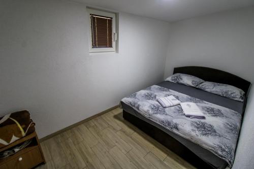 Un pequeño dormitorio con una cama en la esquina en Vikendica Jana Rama-Rumboci, en Prozor