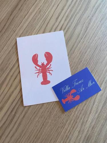 deux cartes avec un homard sur une table dans l'établissement Villa Trouz Ar Mor, à Audierne