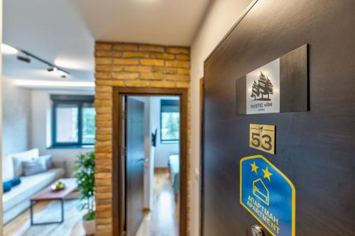 une porte dans une pièce avec une pancarte dessus dans l'établissement Rustic Vibe Apartman Zlatibor, à Palisat