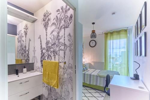 ein Bad mit einem Waschbecken und ein Schlafzimmer in der Unterkunft Appartement 4 pièces - La Rose des Yvelines - Classé 3 étoiles in Trappes