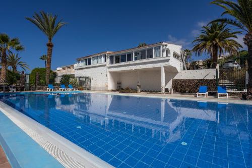 una gran piscina frente a una casa en Villa Azure Horizon and Breeze - Panoramic Ocean View and Heated Pool, en Chayofa