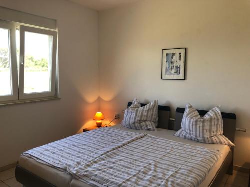 Posteľ alebo postele v izbe v ubytovaní Viric DS - Ferienhaus Vir - 35m vom Meer
