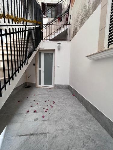 an empty room with a staircase and red petals on the floor at Appartamento Standard Plus in Massafra