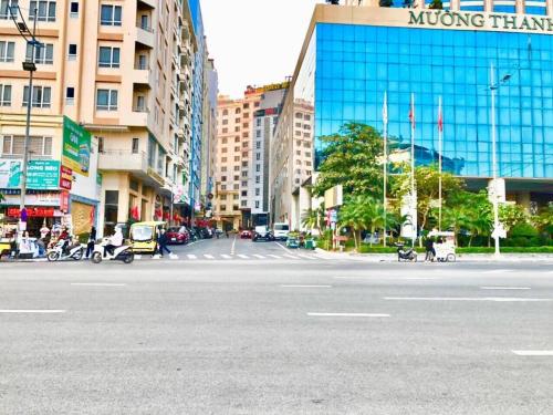 eine leere Straße in einer Stadt mit hohen Gebäuden in der Unterkunft Sail Hotel Hạ Long in Hạ Long