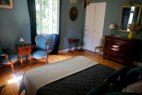 a bedroom with a bed and a table and chairs at L'Alba di Suffia Chb Double in Venaco