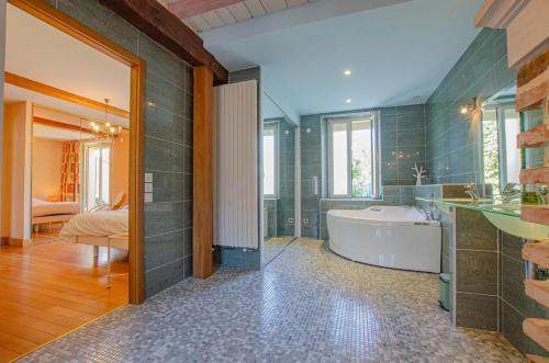 duża łazienka z wanną i umywalką w obiekcie Manon des lacs w mieście Mesnil-Saint-Père