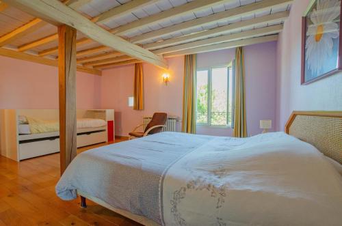 מיטה או מיטות בחדר ב-Manon des lacs