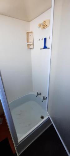 uma cabina de duche com uma banheira num quarto em Anchors Away (the boaties paradise) em Whanganui