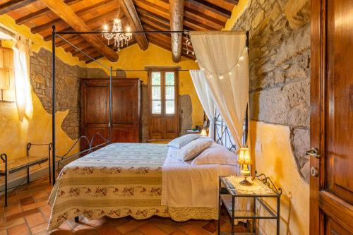 Postel nebo postele na pokoji v ubytování Borgo Dolci Colline Resort Querce