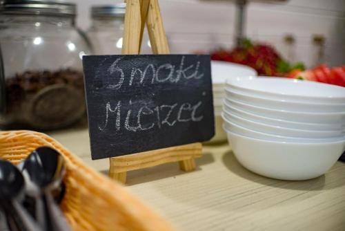 a sign that says mueller needed next to some dishes at Natura Mierzei 30 - pokoje przy plaży in Krynica Morska