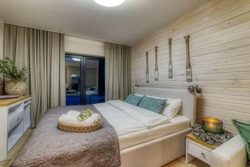 sypialnia z dużym łóżkiem w pokoju w obiekcie Natura Mierzei 30 w mieście Krynica Morska