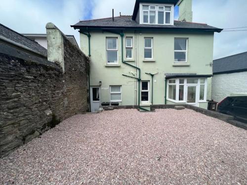a large yard in front of a house at Quirky 2-bed flat w/ parking central Kingsbridge in Kingsbridge