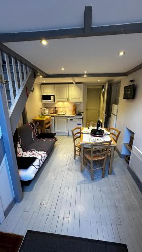 un salon avec une table et une cuisine dans l'établissement Le Sarciron 10 Duplex Le Mont Dore, à Le Mont-Dore
