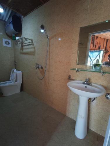 a bathroom with a sink and a shower with a mirror at Tavan View Homestay in Sa Pa