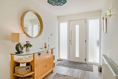 een kleedkamer met een spiegel en een kaptafel bij Conifers in Lyme Regis