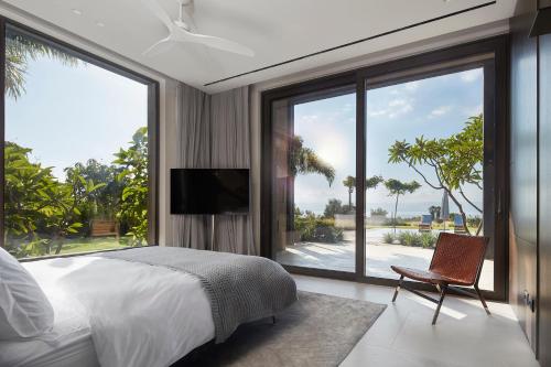 una camera con un letto e una grande finestra di YAMA Resort a Ginosar
