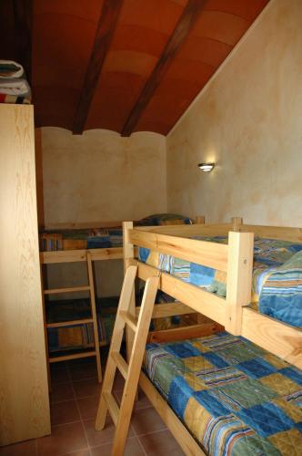 a bedroom with two bunk beds in a room at Casa con vistas al lago y con piscina - Casó Nou in La Baronia de Rialb