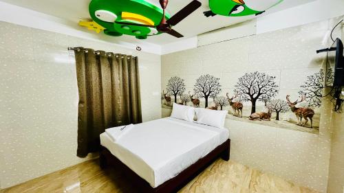 A bed or beds in a room at Hotel Star Nivas, Srirangam