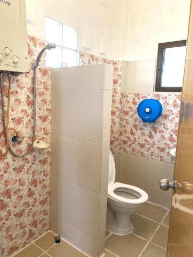 a bathroom with a toilet and a shower at เนริสารีสอร์ท เขาค้อ in Ban Khao Ya Nua