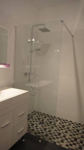 une salle de bain avec une douche avec une porte vitrée dans l'établissement Cap-Ferret -Très grande maison famille- plage 150m, à Lège-Cap-Ferret