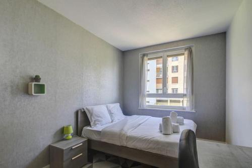Dormitorio pequeño con cama y ventana en Les Facs : Apt 6 Prs, 3 ch, Balcon et Parking, en Dijon