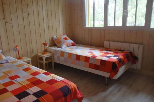 - une chambre avec 2 lits dans une pièce en bois dans l'établissement Cap-Ferret -Très grande maison famille- plage 150m, à Lège-Cap-Ferret