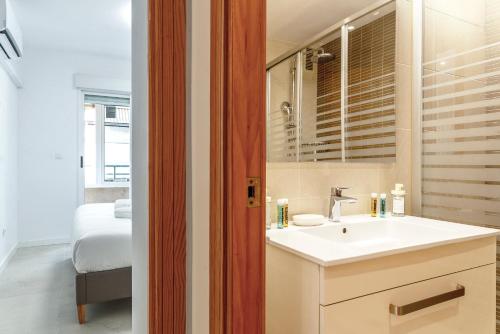 ein Bad mit einem Waschbecken und ein Bett in einem Zimmer in der Unterkunft Myflats Premium Arenales Hills in Arenales del Sol