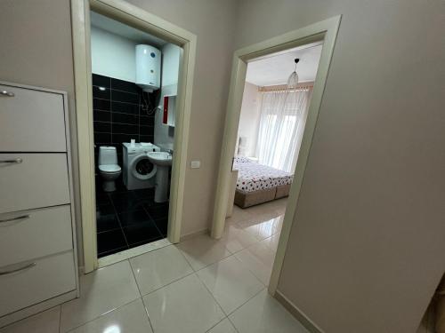 ein Badezimmer mit einem WC, einem Waschbecken und einem Spiegel in der Unterkunft I Love Tirana 3 in Tirana