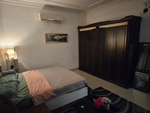 Tempat tidur dalam kamar di The New House Hostal