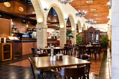 un restaurante con mesas y sillas y un bar en ALEGRIA Bodega Real, en El Puerto de Santa María