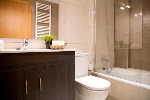 聖蘇珊娜的住宿－SANTA SUSANNA Chic! Apartments by ALEGRIA，浴室配有卫生间、盥洗盆和浴缸。