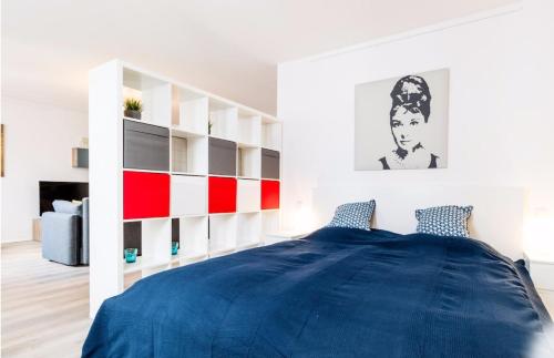 een slaapkamer met een blauw bed en witte rekken bij Homefy Altstadt Apartment für 6 Personen, mit 2 Bädern und Balkon in Düsseldorf