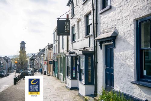 a building with a sign on the side of a street at Seven Stars Penryn in Penryn